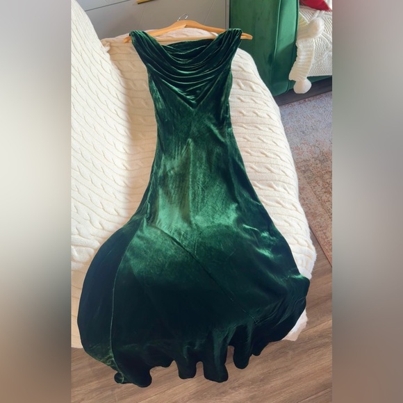 Reformation Elvie Velvet Dress In Forest, brand new, never worn, no flaws. - Picture 6 of 16